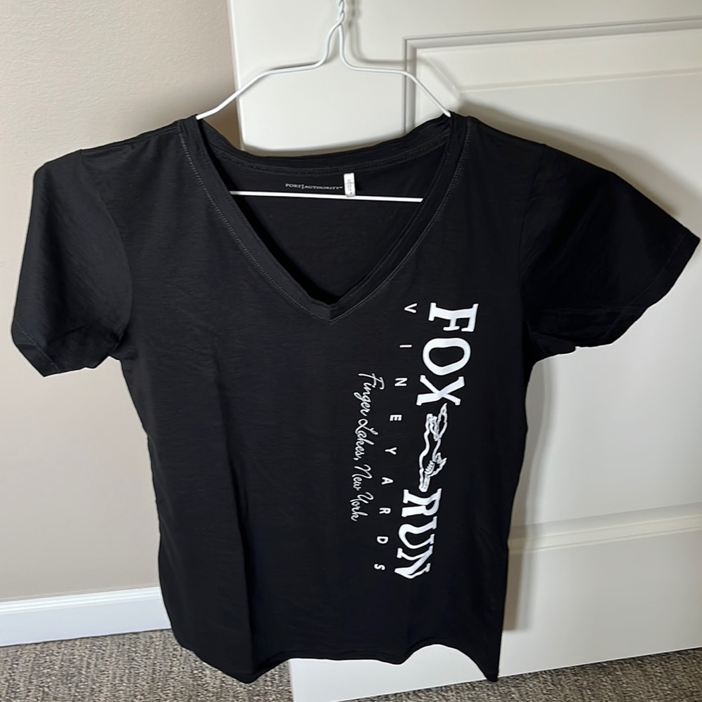 Tshirt - size XS - nwot (never worn) - black - graphic design: Fox Run Vineyards